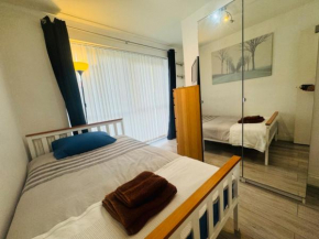 Cosy bedroom with private bathroom ensuite in London Canary Wharf E14 only 1 stop to Excel and O2 for short or long let in London Canary Wharf, less than an hour from Heathrow, Stansted and Gatwick ai